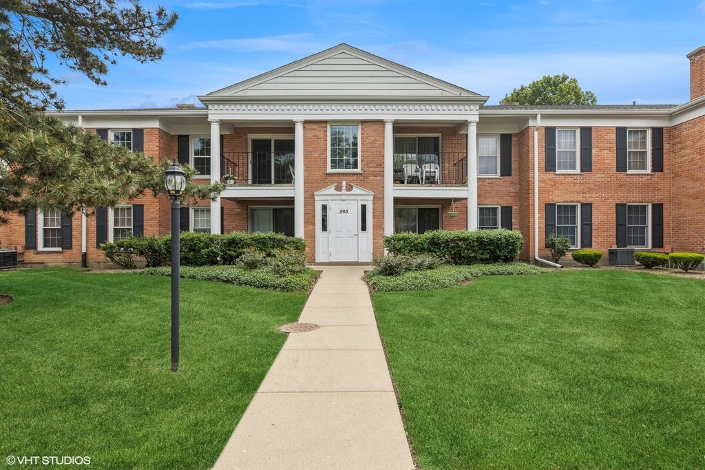 Photo for 565 Shorely Drive #202, Barrington, IL 60010 (MLS # 12369888)
