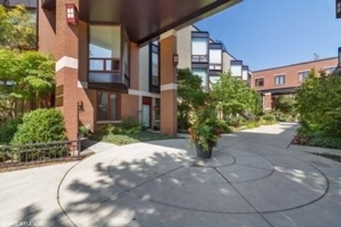 1240 W COTTAGE Place Chicago IL 60607