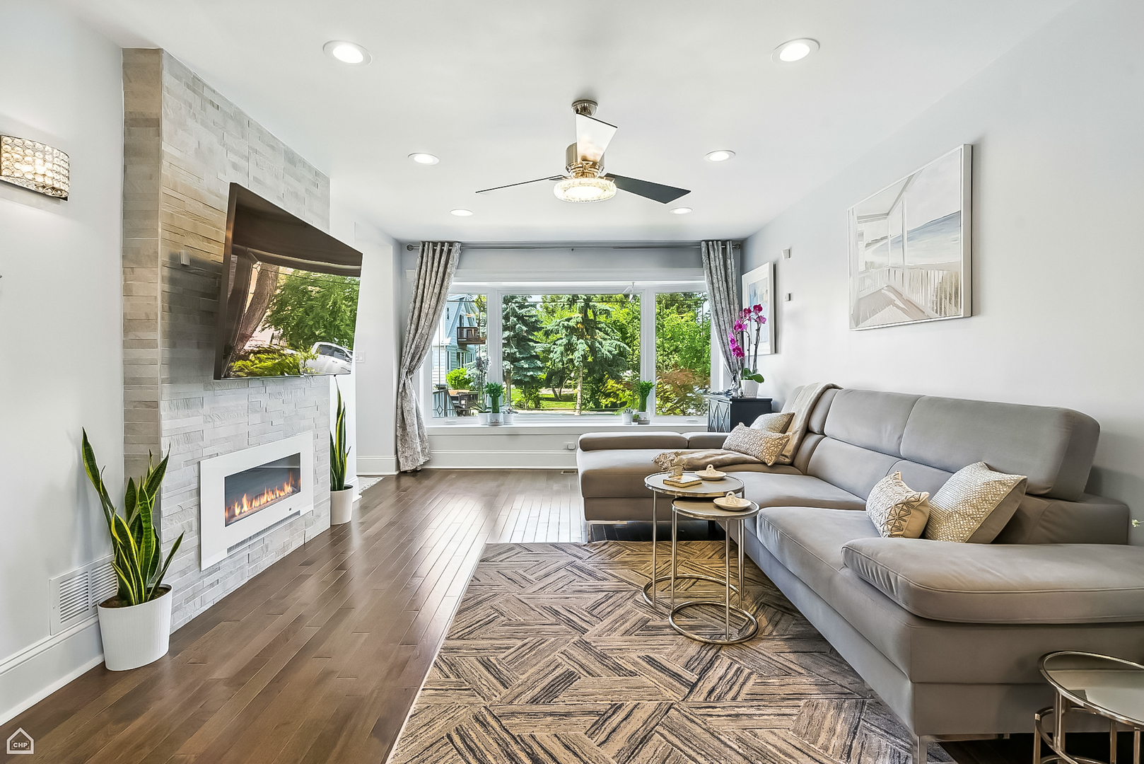 7515 W Roscoe Street