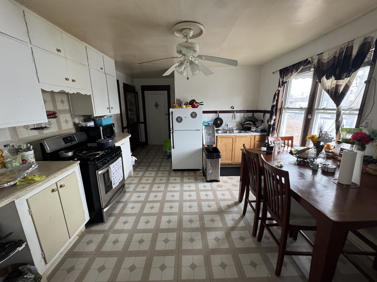 2814 W Fletcher Street