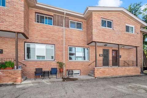 Tiny photo for 249 S VINE Avenue #B, Park Ridge, IL 60068 (MLS # 12497382)