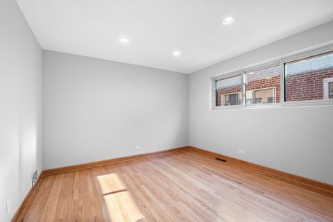 Tiny photo for 249 S VINE Avenue #B, Park Ridge, IL 60068 (MLS # 12497382)