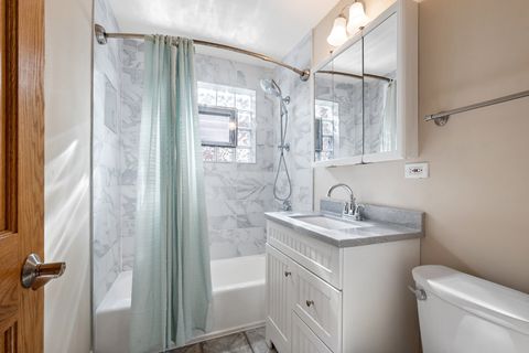 Tiny photo for 249 S VINE Avenue #B, Park Ridge, IL 60068 (MLS # 12497382)