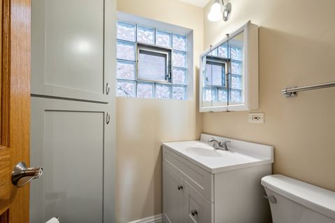 Tiny photo for 249 S VINE Avenue #B, Park Ridge, IL 60068 (MLS # 12497382)