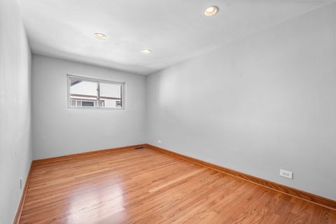 Tiny photo for 249 S VINE Avenue #B, Park Ridge, IL 60068 (MLS # 12497382)