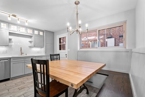 Tiny photo for 249 S VINE Avenue #B, Park Ridge, IL 60068 (MLS # 12497382)
