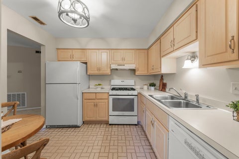 Tiny photo for 1712 Lakecliffe Drive #D, Wheaton, IL 60189 (MLS # 12782777)