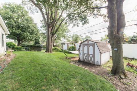 Tiny photo for 731 Hawthorne Circle, Lombard, IL 60148 (MLS # 12585756)