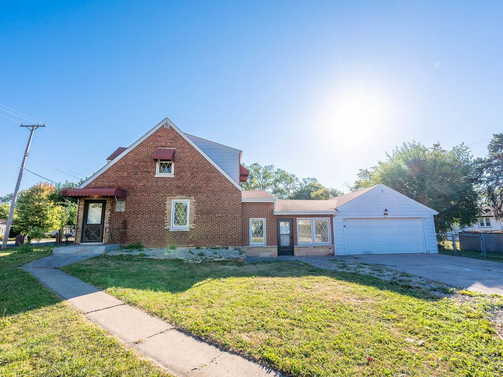 Photo for 225 N Spruce Avenue, Bensenville, IL 60106 (MLS # 12480250)