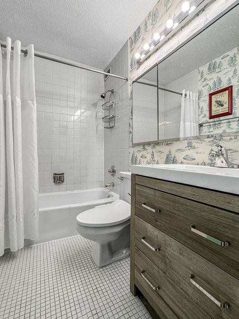 Tiny photo for 3150 N Sheridan Road #10B, Chicago, IL 60657 (MLS # 12457826)