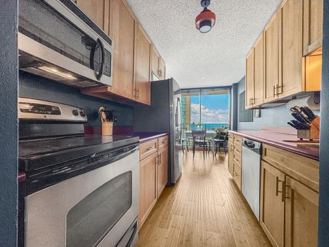 Tiny photo for 3150 N Sheridan Road #10B, Chicago, IL 60657 (MLS # 12457826)