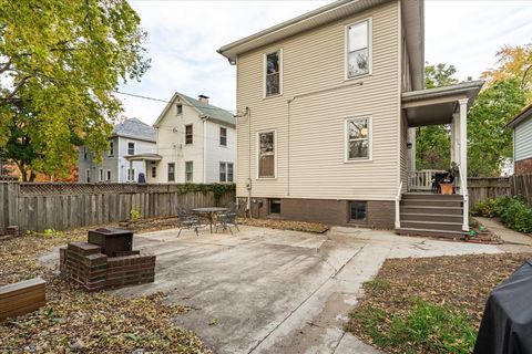 Tiny photo for 1014 N Prairie Street, Bloomington, IL 61701 (MLS # 12503931)