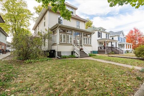 Tiny photo for 1014 N Prairie Street, Bloomington, IL 61701 (MLS # 12503931)