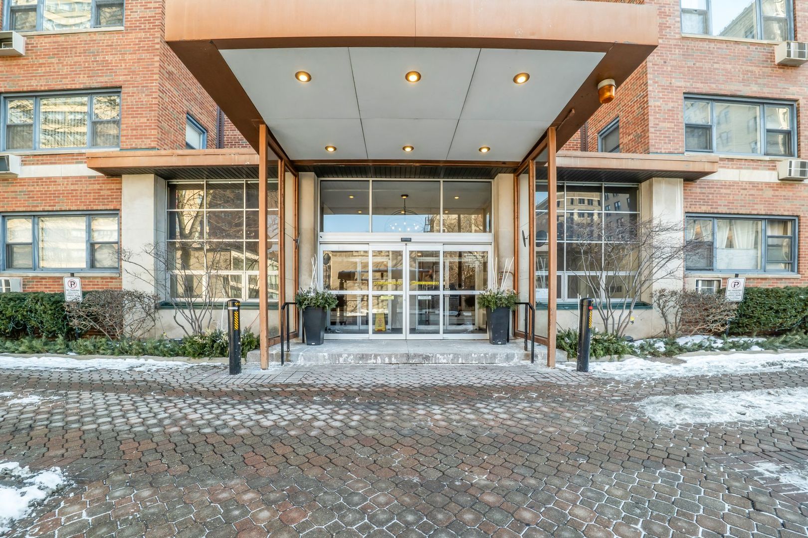 2909 N Sheridan Road 1703