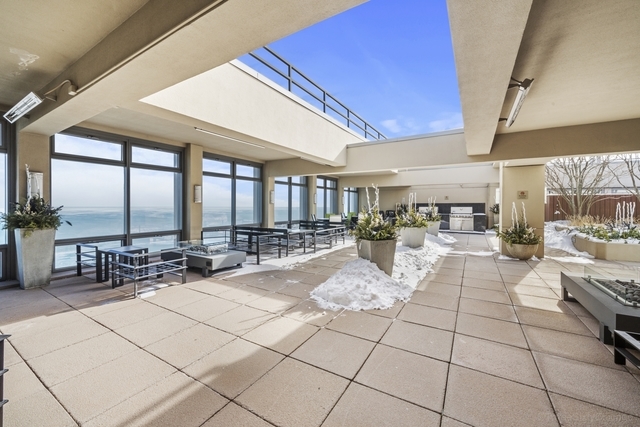 Chicago, Illinois 60603, United States, 1 Bedroom Bedrooms, ,1 BathroomBathrooms,Residential,Contingent,251855