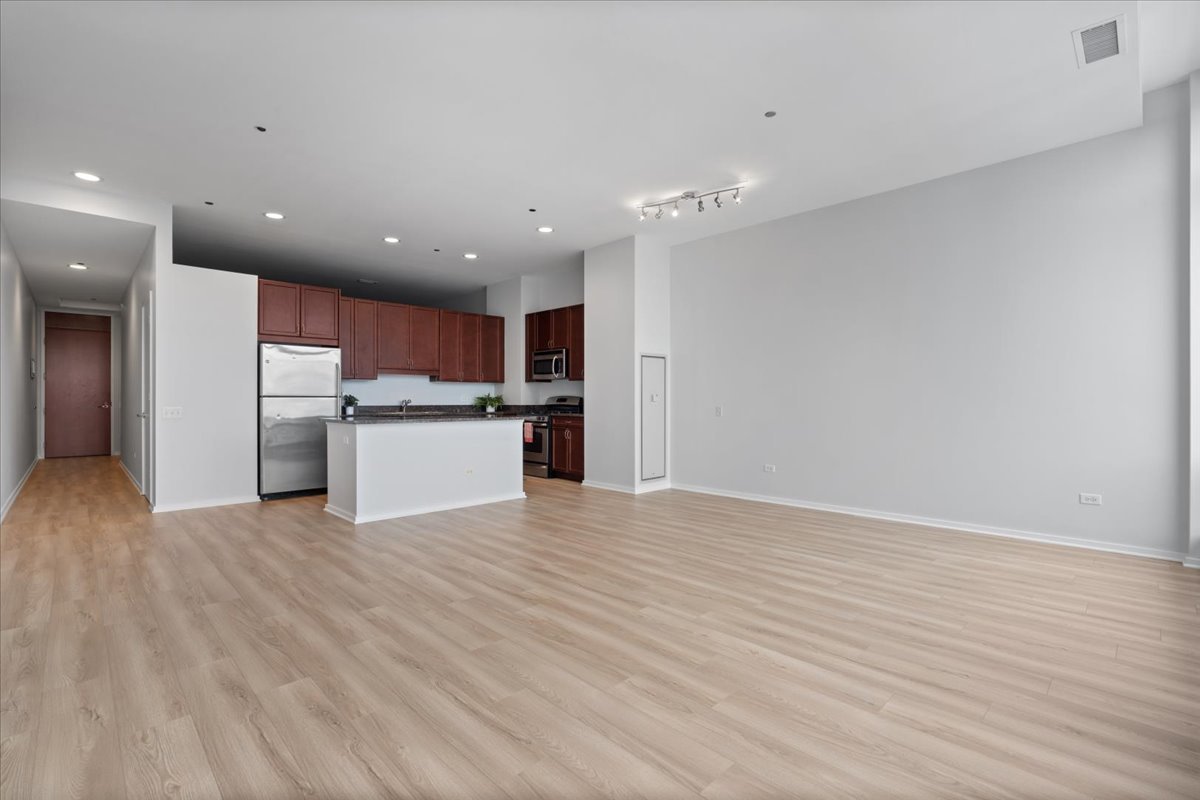 Chicago, Illinois 60603, United States, 1 Bedroom Bedrooms, ,1 BathroomBathrooms,Residential,Contingent,251855