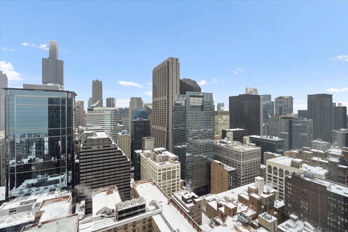 Chicago, Illinois 60603, United States, 1 Bedroom Bedrooms, ,1 BathroomBathrooms,Residential,Contingent,251855