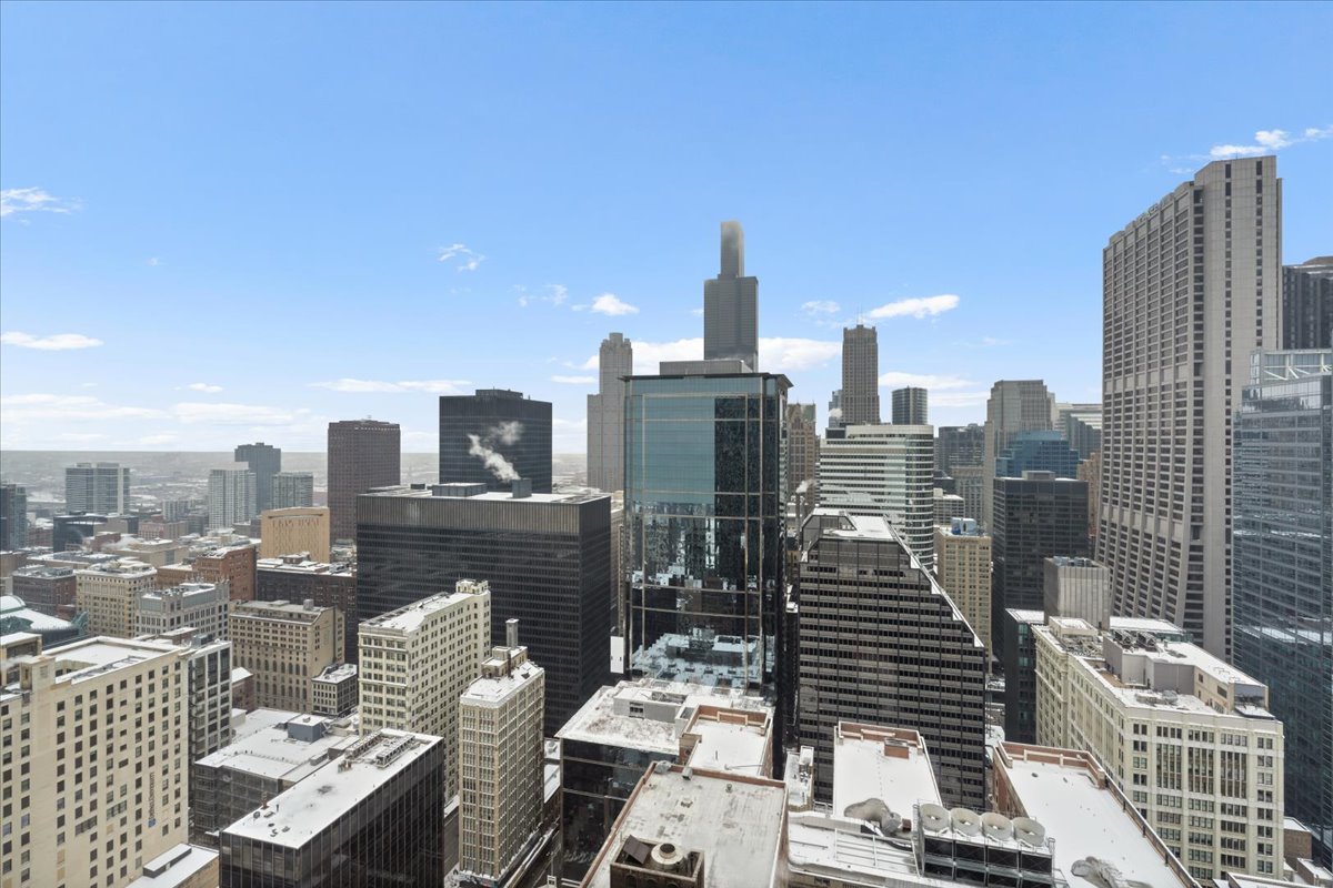 Chicago, Illinois 60603, United States, 1 Bedroom Bedrooms, ,1 BathroomBathrooms,Residential,Contingent,251855