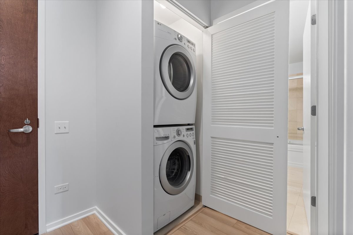 Chicago, Illinois 60603, United States, 1 Bedroom Bedrooms, ,1 BathroomBathrooms,Residential,Contingent,251855