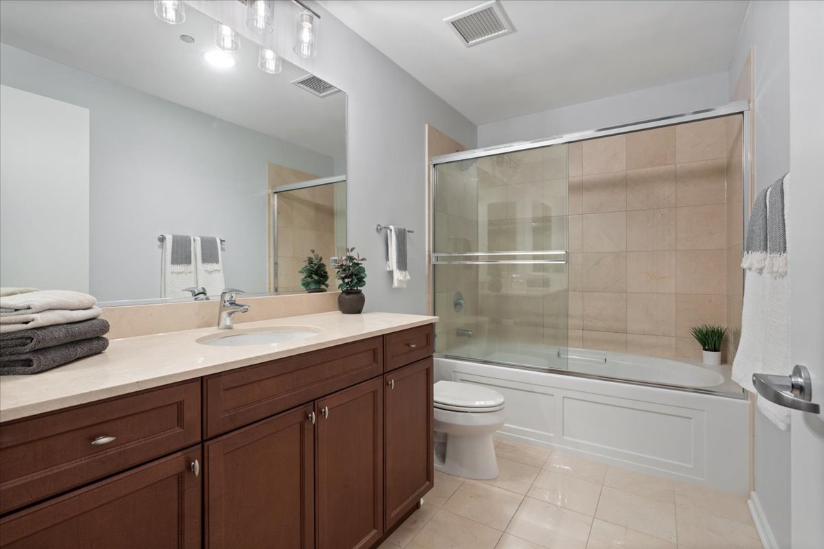 Chicago, Illinois 60603, United States, 1 Bedroom Bedrooms, ,1 BathroomBathrooms,Residential,Contingent,251855