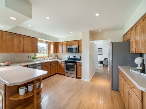 Tiny photo for 1341 Trinity Place, Libertyville, IL 60048 (MLS # 12586922)