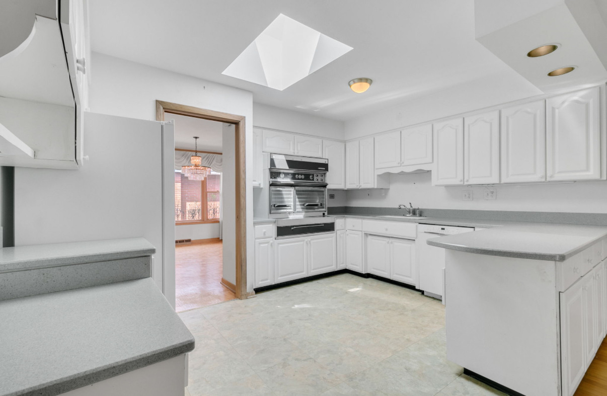 9712 S Kolmar Avenue