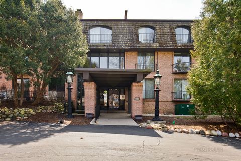 Photo of 600 W Russell Street #306, Barrington, IL 60010 (MLS # 12565051)