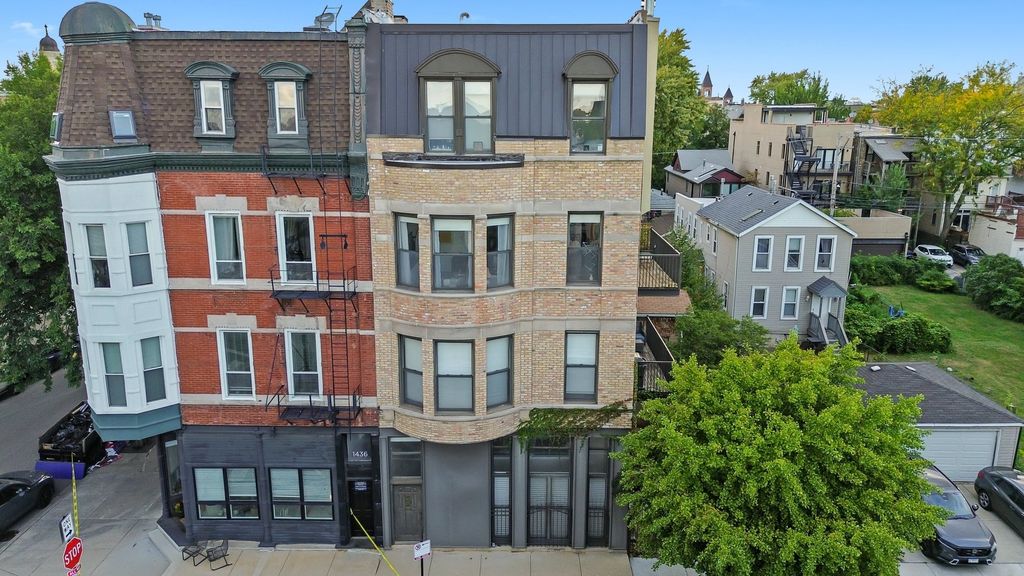 Photo for 1432 W Erie Street #3R, Chicago, IL 60642 (MLS # 12490421)