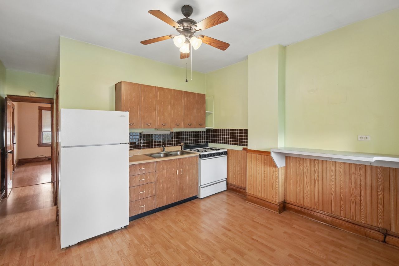 4628 W Waveland Avenue