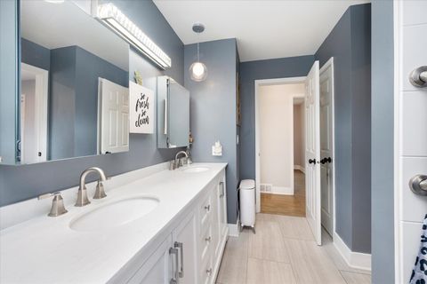Tiny photo for 547 N Van Auken Street, Elmhurst, IL 60126 (MLS # 12454372)