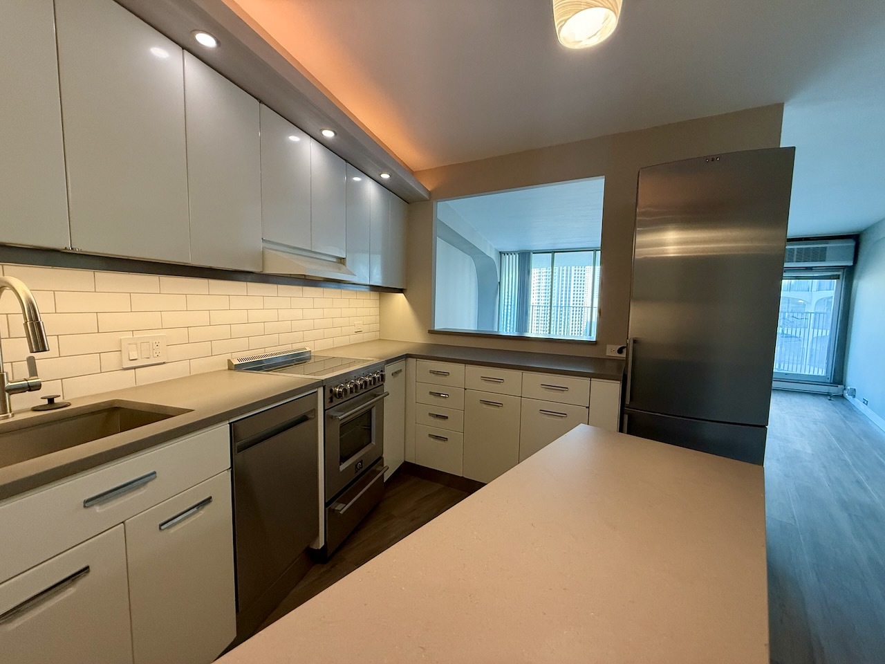 300 N STATE Street 2907