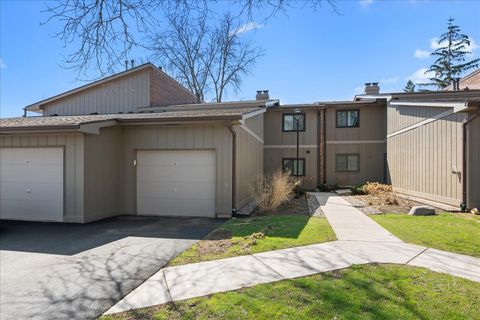 Photo of 29W431 Emerald Green Drive #24E, Warrenville, IL 60555 (MLS # 12642344)