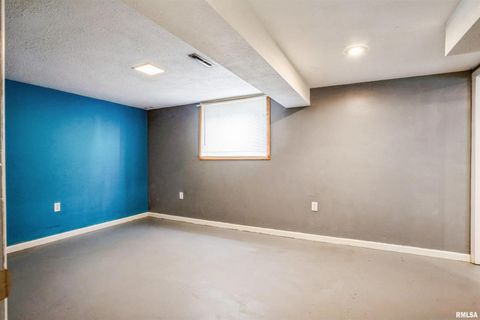 Tiny photo for 865 14th Avenue NW, Clinton, IA 52732 (MLS # QC4267627)