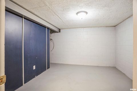 Tiny photo for 865 14th Avenue NW, Clinton, IA 52732 (MLS # QC4267627)