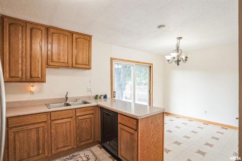 Tiny photo for 865 14th Avenue NW, Clinton, IA 52732 (MLS # QC4267627)