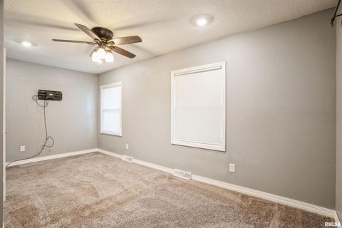 Tiny photo for 865 14th Avenue NW, Clinton, IA 52732 (MLS # QC4267627)