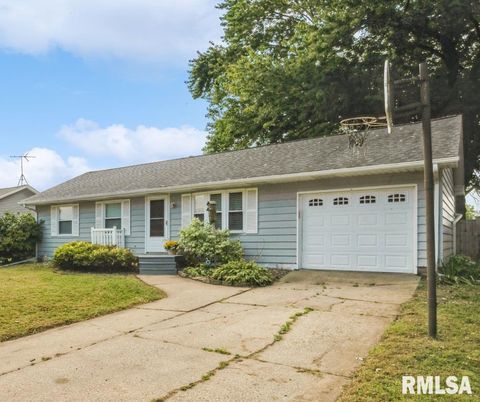 Photo of 865 14TH Avenue NW, Clinton, IA 52732 (MLS # QC4267627)