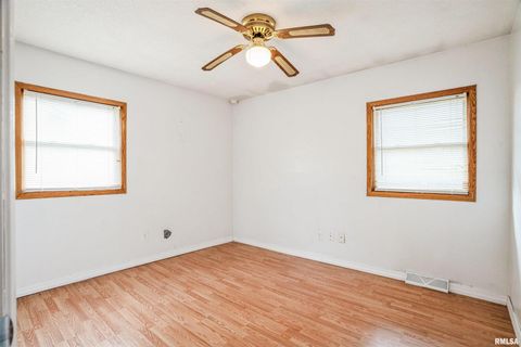 Tiny photo for 865 14TH Avenue NW, Clinton, IA 52732 (MLS # QC4267627)