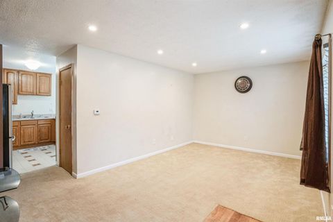 Tiny photo for 865 14th Avenue NW, Clinton, IA 52732 (MLS # QC4267627)