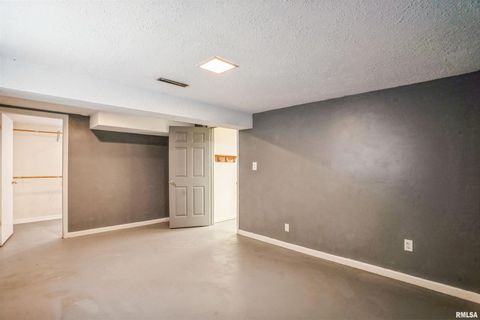 Tiny photo for 865 14th Avenue NW, Clinton, IA 52732 (MLS # QC4267627)