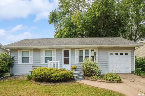 Tiny photo for 865 14TH Avenue NW, Clinton, IA 52732 (MLS # QC4267627)