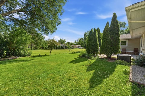 Tiny photo for 213 Edgeware Road, Elk Grove Village, IL 60007 (MLS # 12693035)