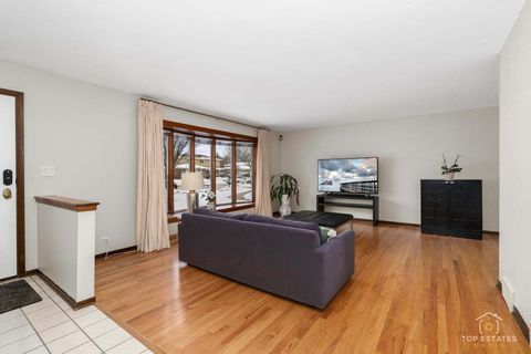 Tiny photo for 1018 S Beechwood Drive, Mount Prospect, IL 60056 (MLS # 12531099)