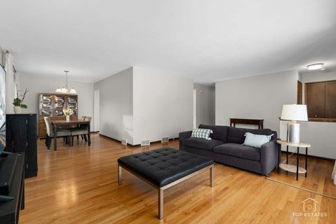 Tiny photo for 1018 S Beechwood Drive, Mount Prospect, IL 60056 (MLS # 12531099)