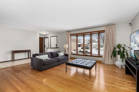 Tiny photo for 1018 S Beechwood Drive, Mount Prospect, IL 60056 (MLS # 12531099)