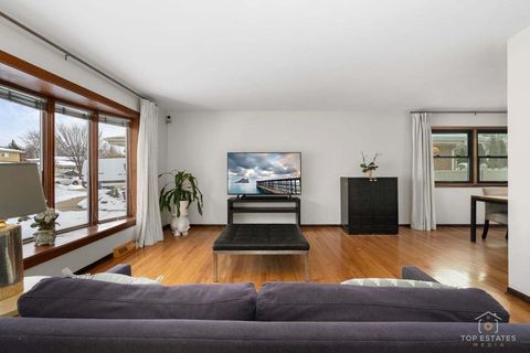 Tiny photo for 1018 S Beechwood Drive, Mount Prospect, IL 60056 (MLS # 12531099)