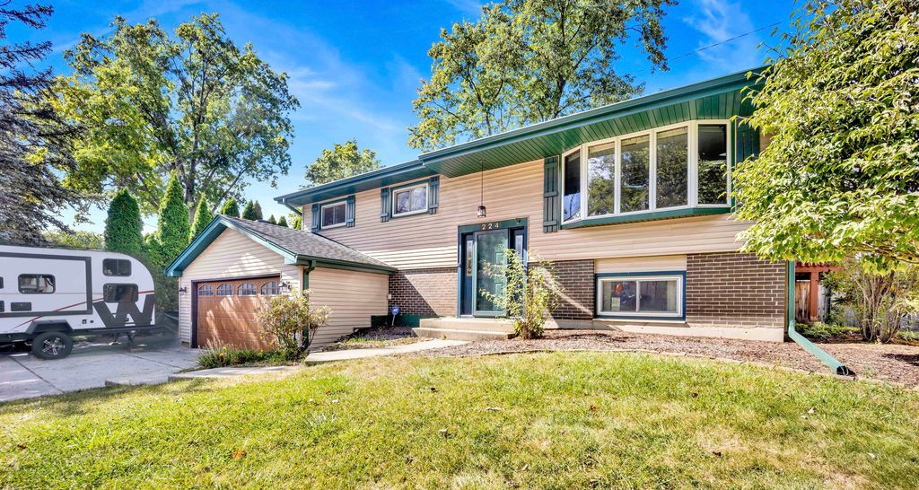 Photo for 2S224 Valley Road, Lombard, IL 60148 (MLS # 12502376)