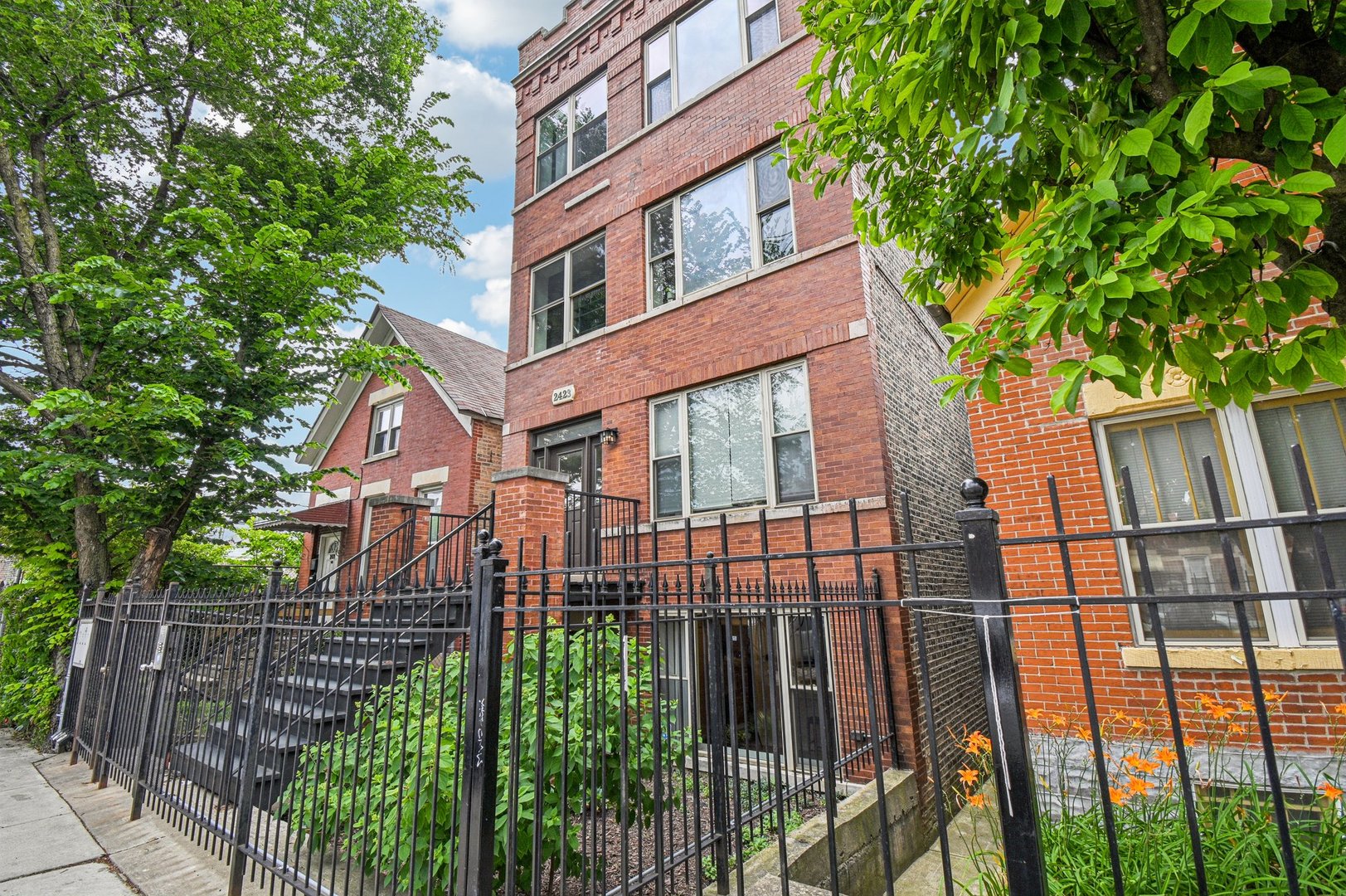 2423 W Augusta Boulevard 1