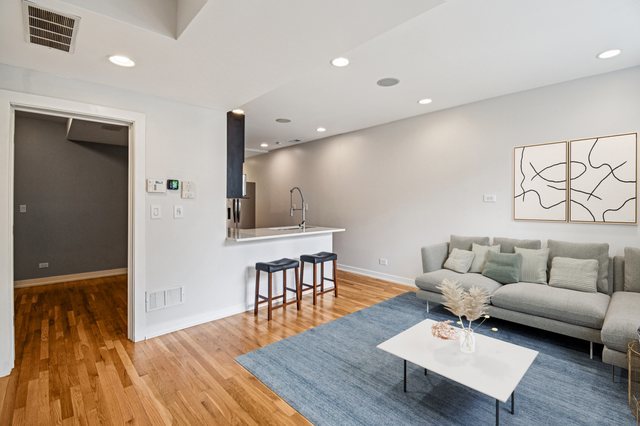 2423 W Augusta Boulevard 1
