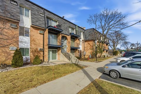 Tiny photo for 2 E Dundee Quarter Drive #B201, Palatine, IL 60074 (MLS # 12587516)